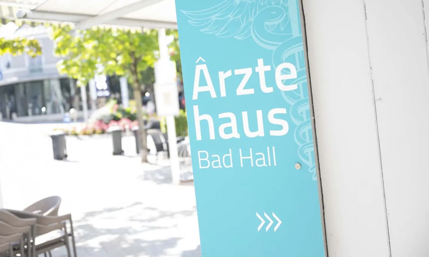 Türkises Hinweisschild „Ärztehaus Bad Hall“ beim Eingang am Hauptplatz in Bad Hall